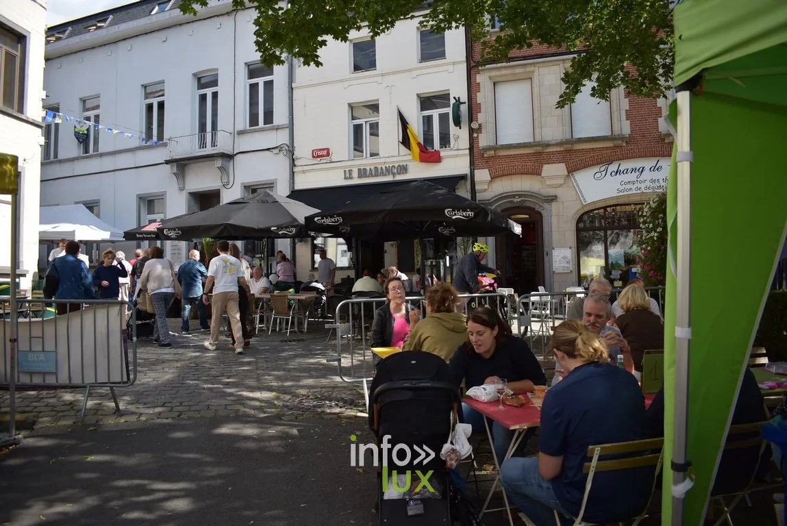 Une rue commerçante de Braine-l'Alleud avec ses terrasses pendant la braderie