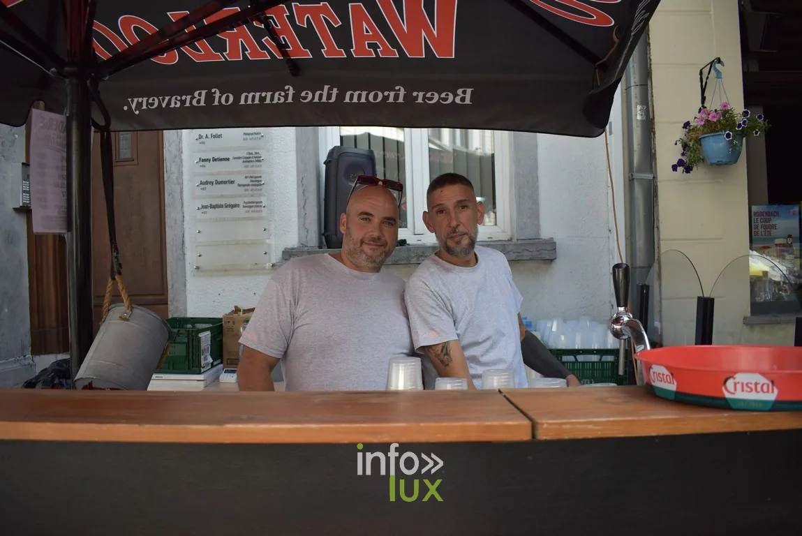 Deux tenanciers derrière le comptoir d'un bar éphémère
