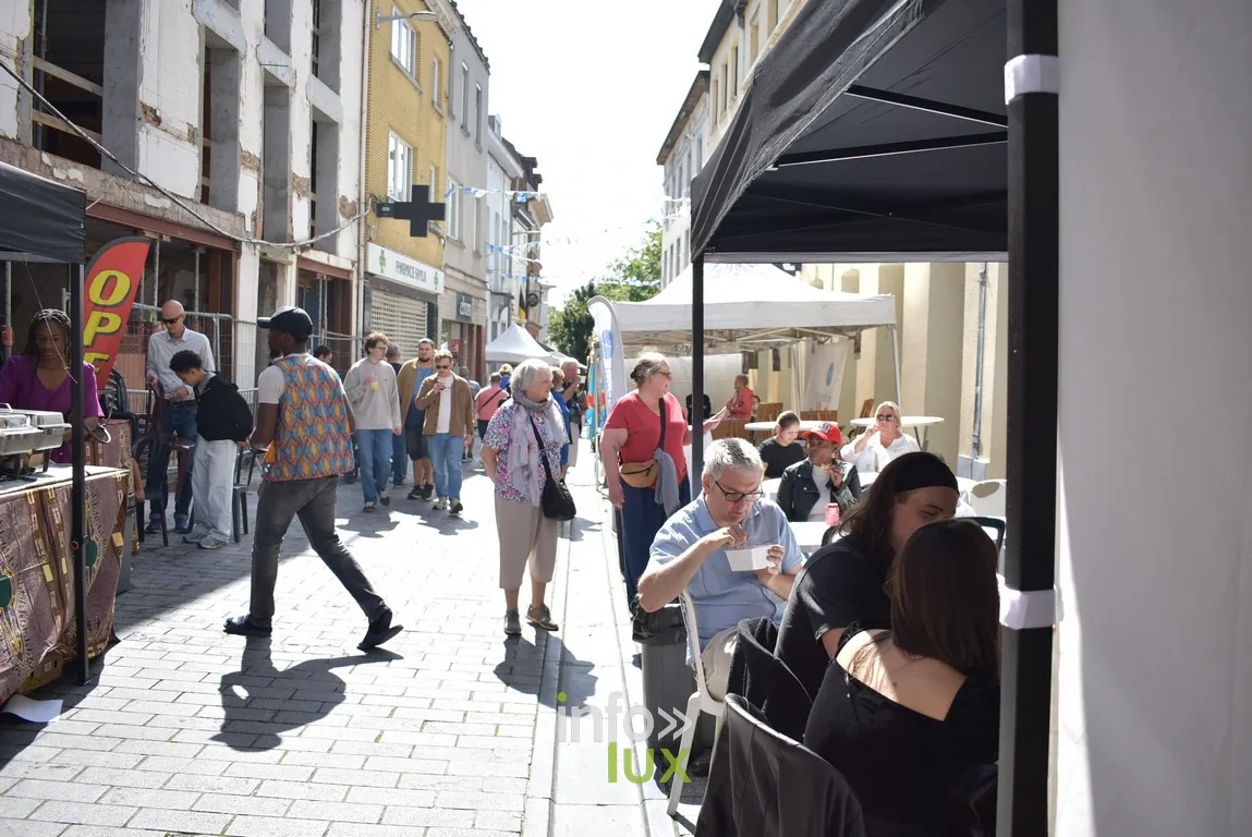Des visiteurs remontent la rue piétonne pendant la braderie