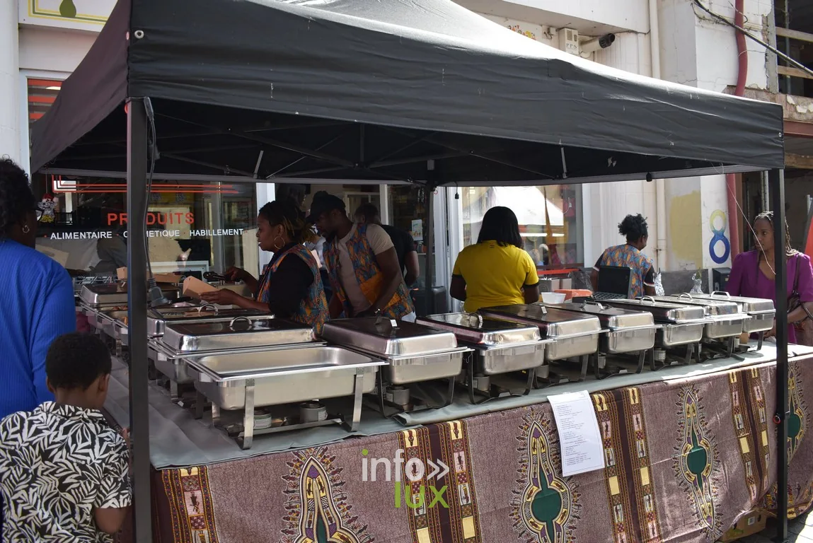 Un stand de restauration chaude et ses bacs sous chapiteau