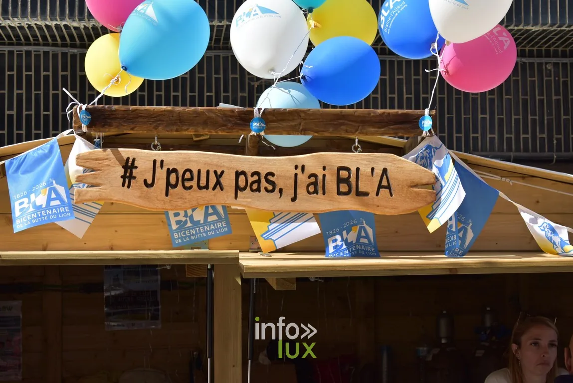 Un stand décoré de ballons avec le slogan « J'peux pas, j'ai BL'A »