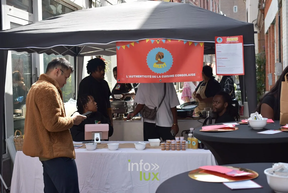 Un stand associatif tenu par des bénévoles sous chapiteau