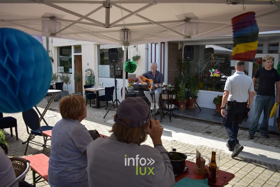 Des clients attablés en terrasse sous les décorations de la braderie