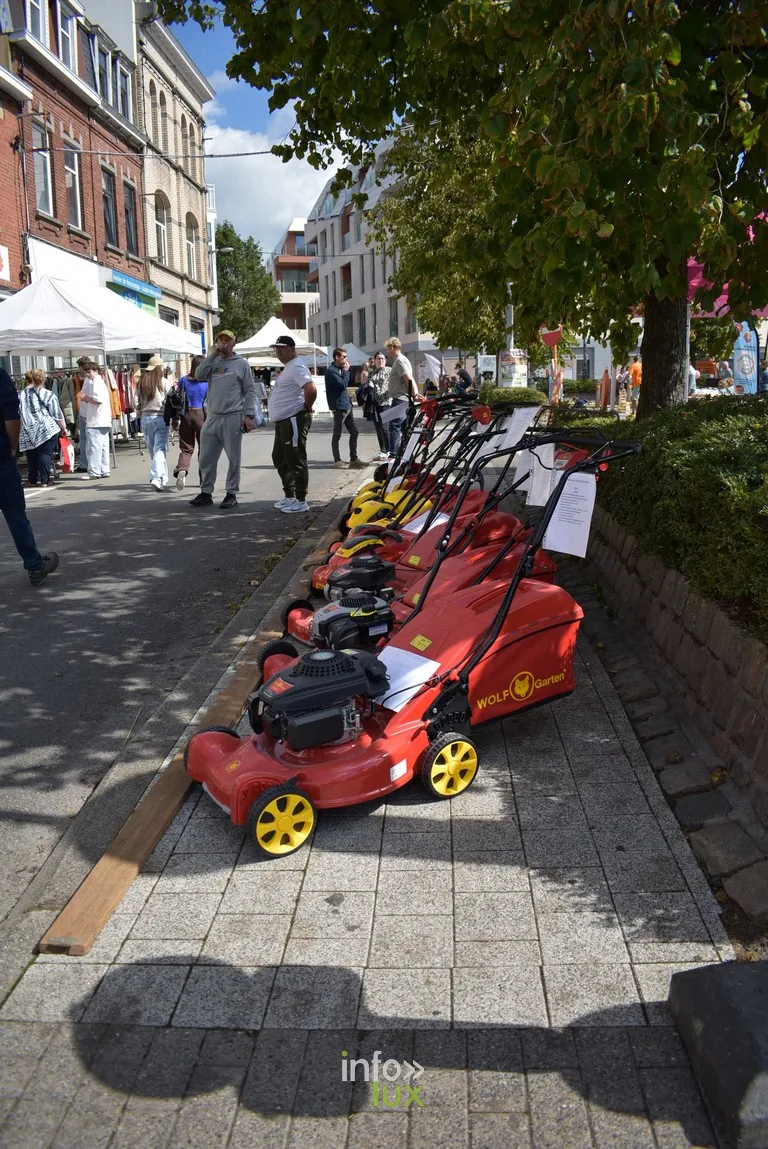 Des tondeuses et machines de jardin exposées sur le trottoir