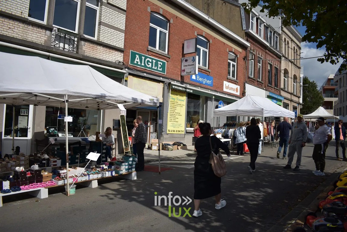 Des stands installés devant les commerces de la rue principale