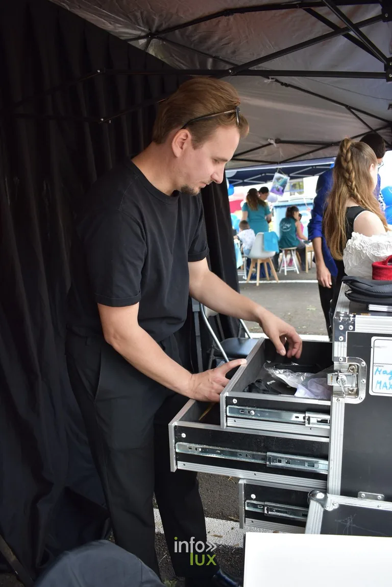 Un technicien règle la sonorisation d'une scène de la braderie