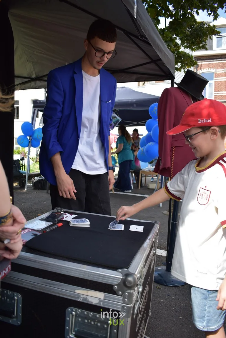 Un magicien montre un tour à un enfant pendant la braderie