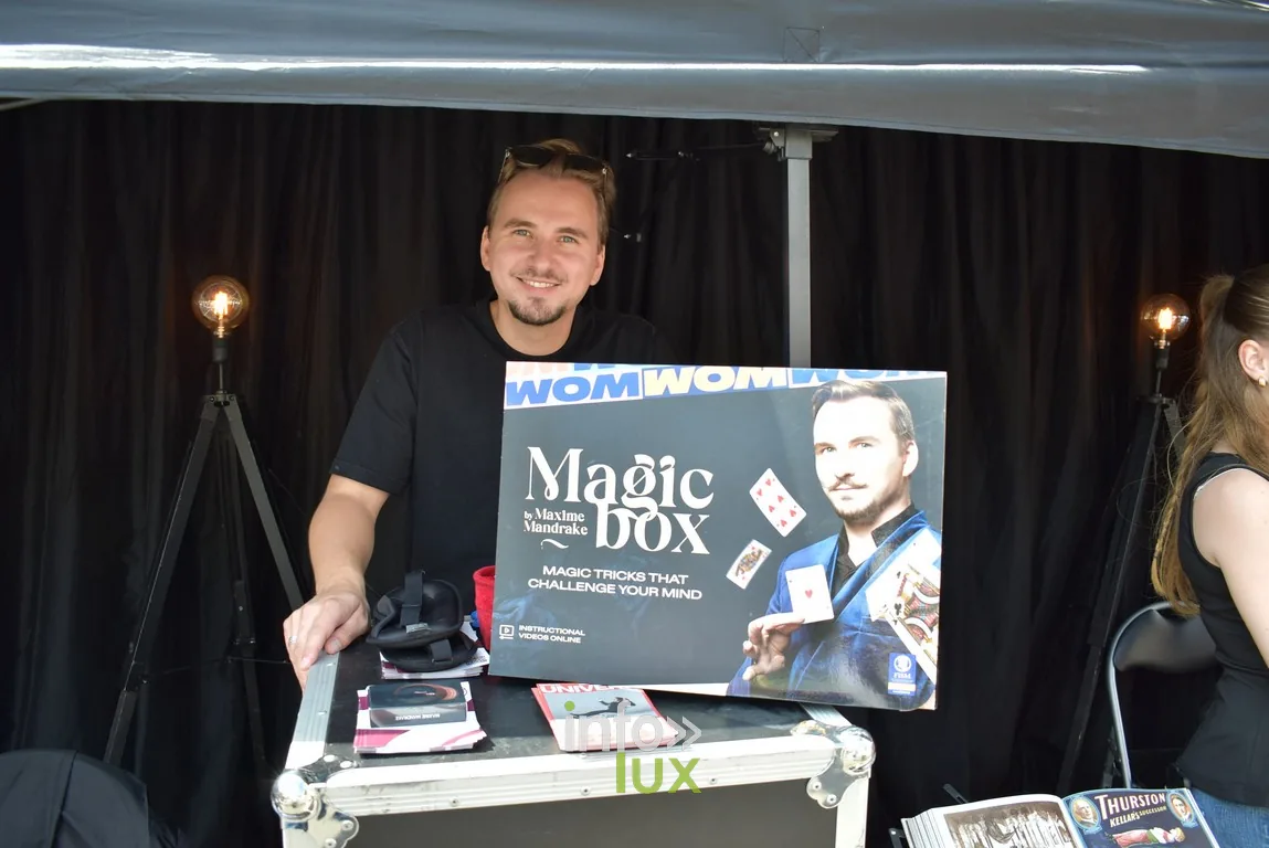 Un magicien présente son coffret « Magic Box » sur son stand