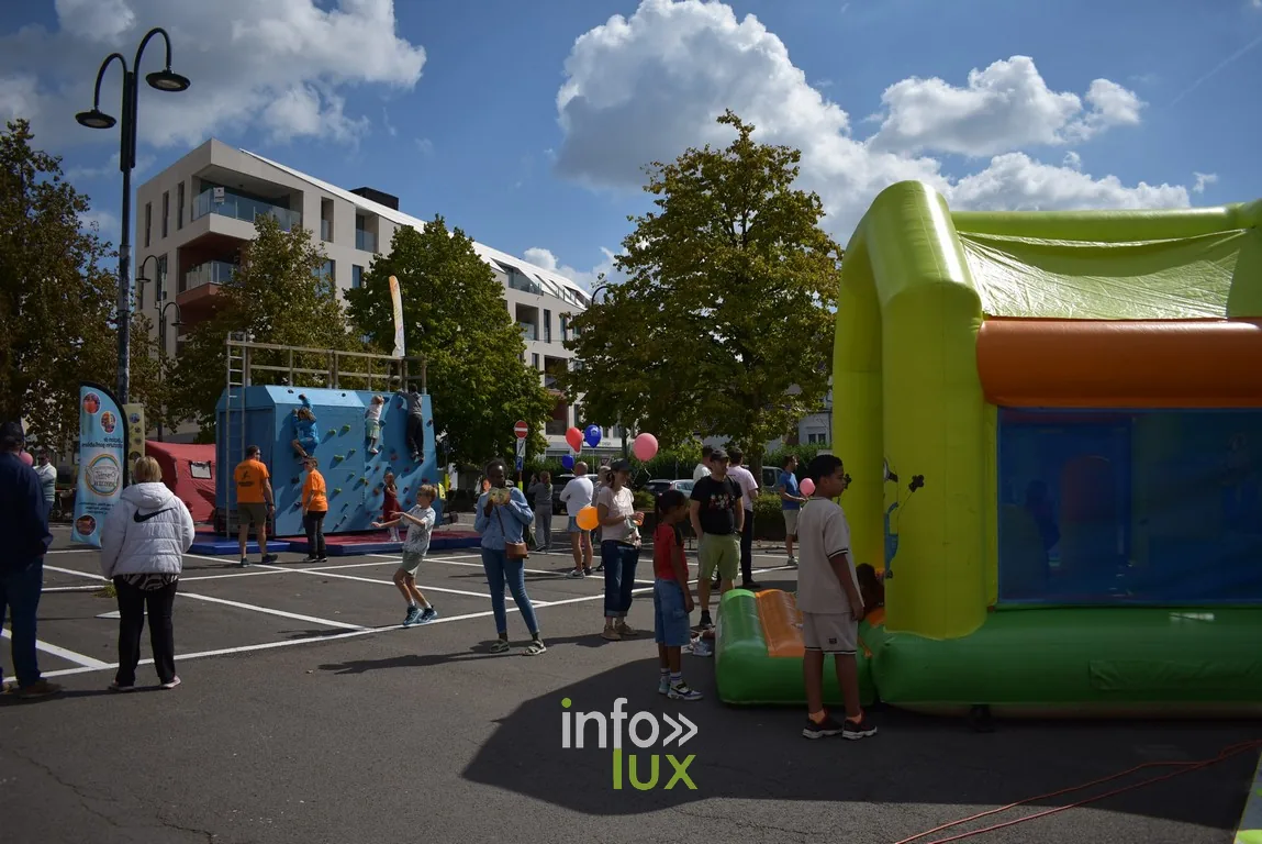 Des châteaux gonflables installés sur une place pour les enfants