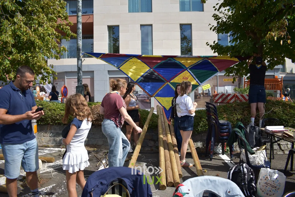 Des enfants jouent autour d'un jeu en bois installé dans la rue