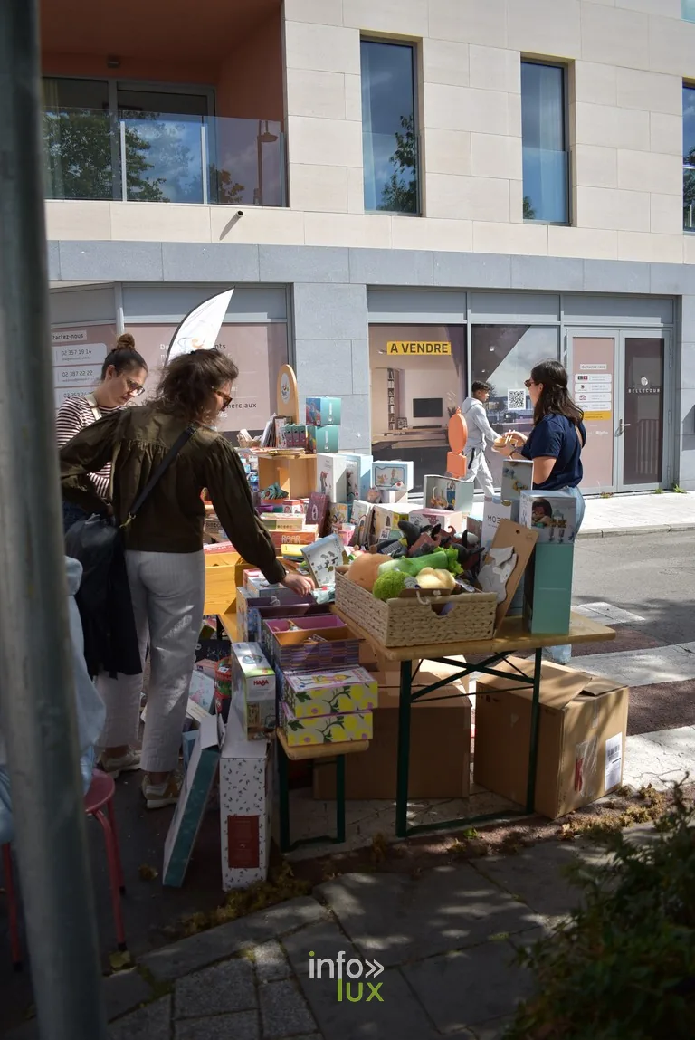 Un stand de produits frais devant un commerce du centre