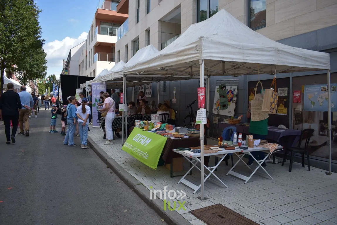 Une rangée de chapiteaux blancs installés le long de la rue