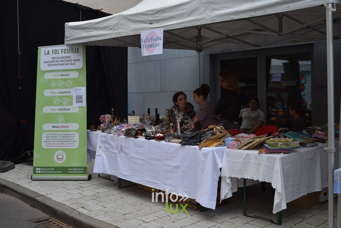 Un stand de brocante et de livres d'occasion sous chapiteau