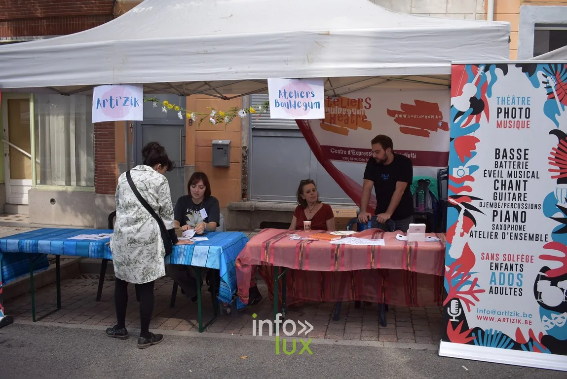Un stand d'école de musique avec ses affiches d'ateliers