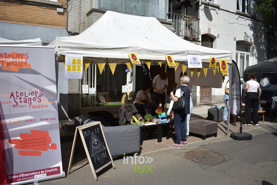 Des stands décorés de fanions dans une ruelle du centre
