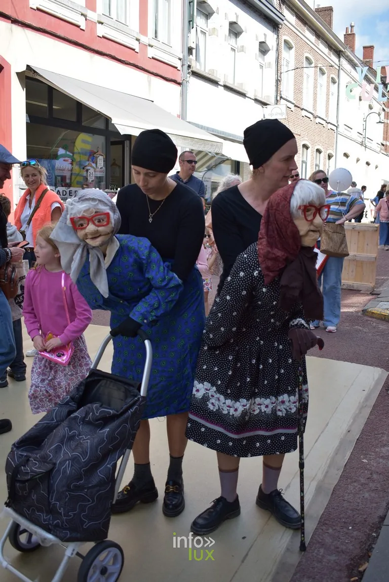 Des personnages costumés déambulent parmi les visiteurs
