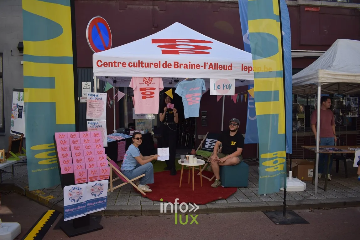 Le stand du Centre culturel de Braine-l'Alleud, aux couleurs vives