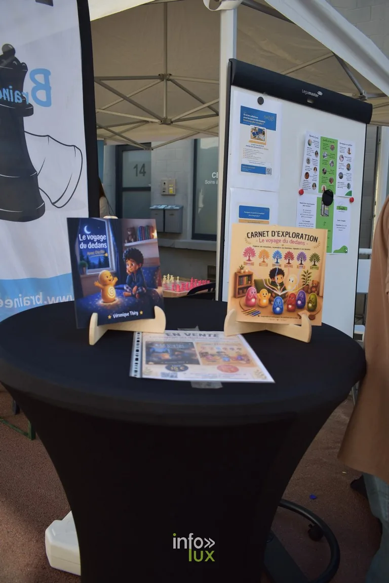 Présentoir des ouvrages « Le Voyage du Dedans » sur une table haute