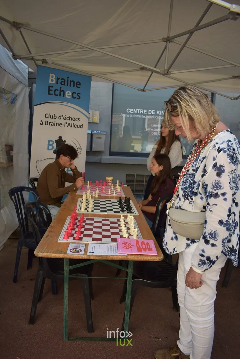 Le stand du club Braine Échecs avec un échiquier installé