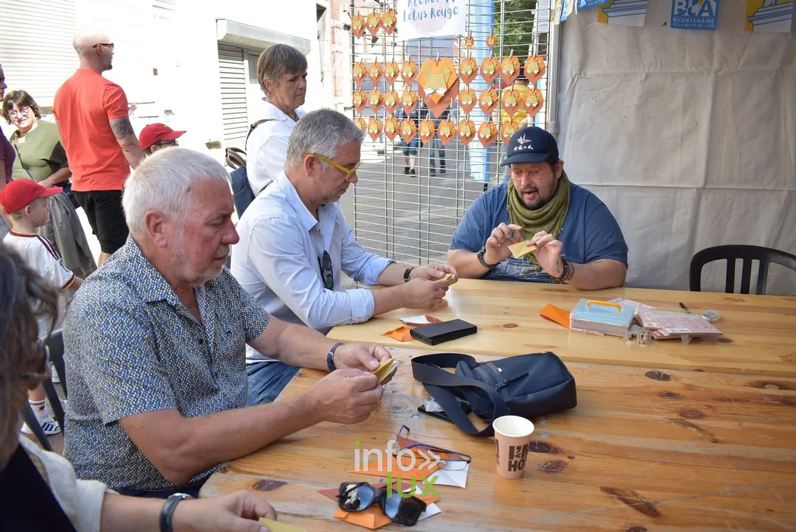 Des adultes participent à un atelier créatif autour d'une table