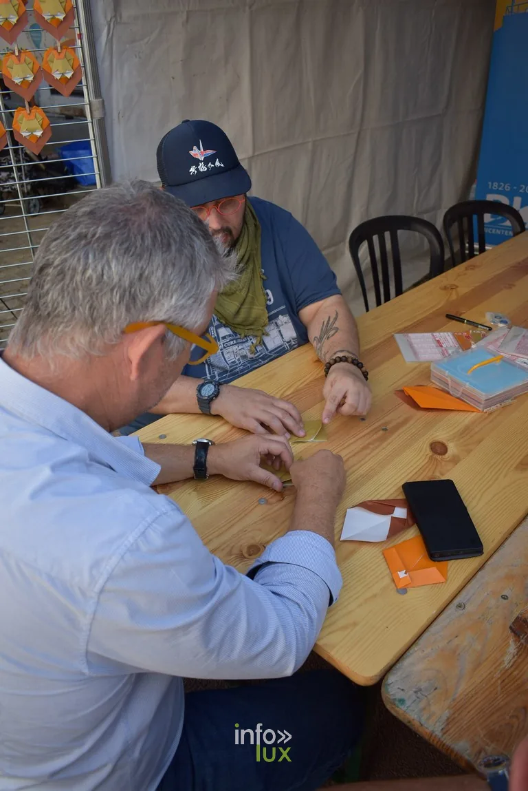 Un participant plie du papier lors d'un atelier d'origami
