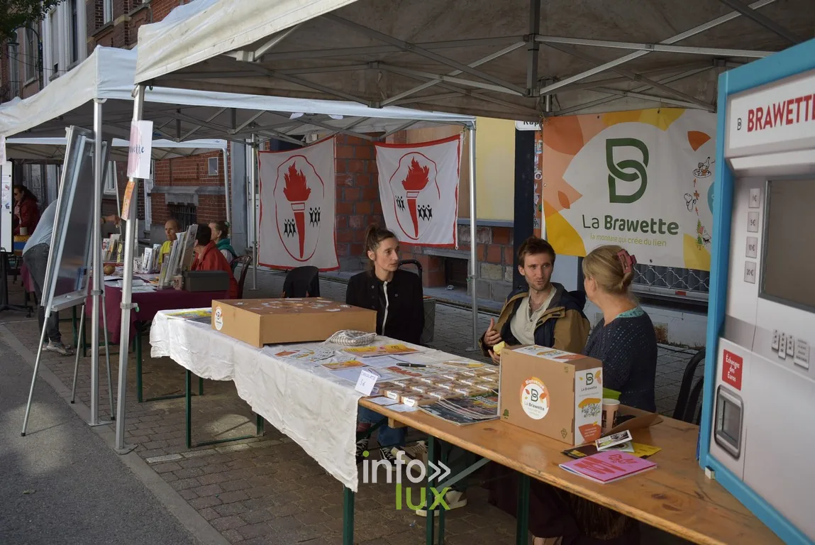 Un stand de jeux de société installé dans la rue