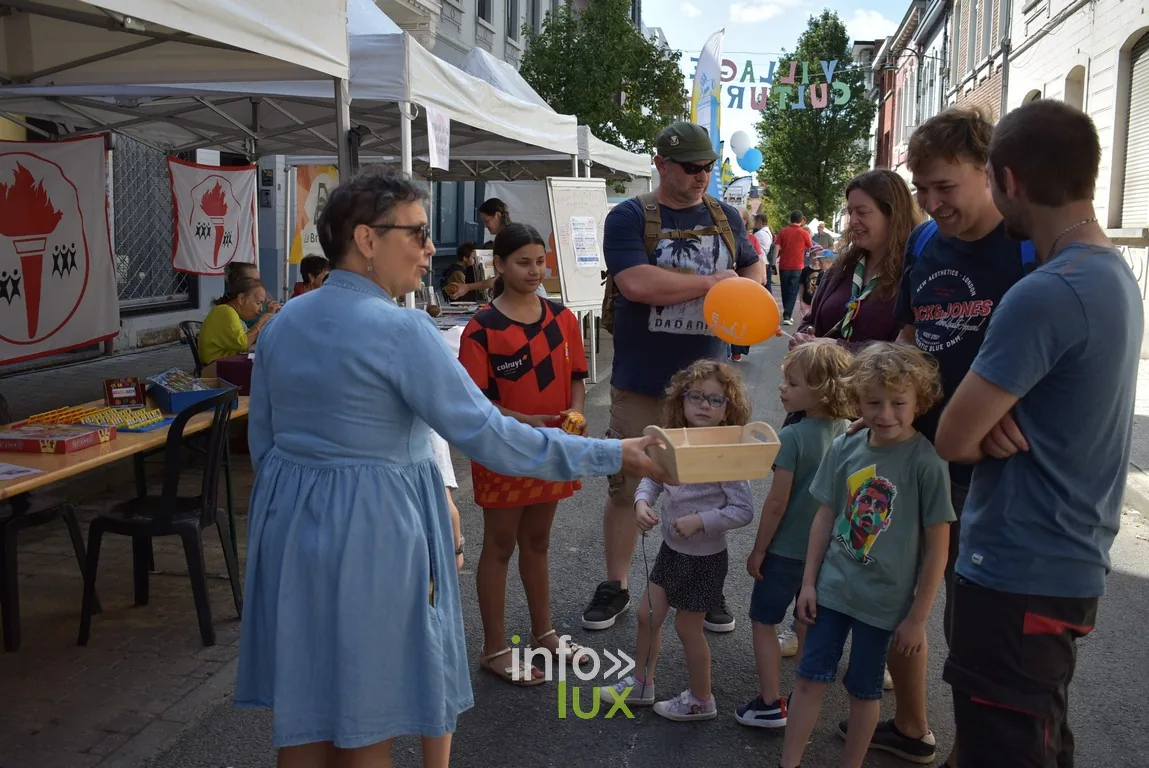 Une animatrice distribue des jeux à des enfants sur un stand