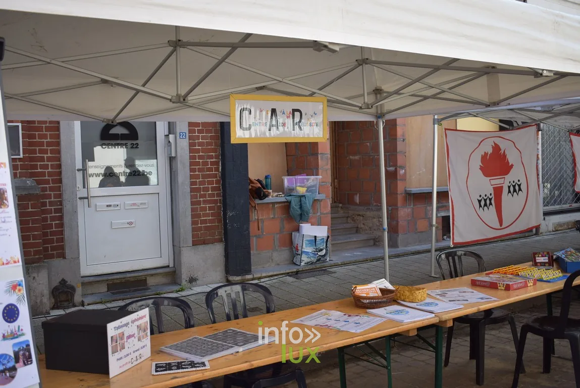 Un stand associatif avec sa banderole et ses tables