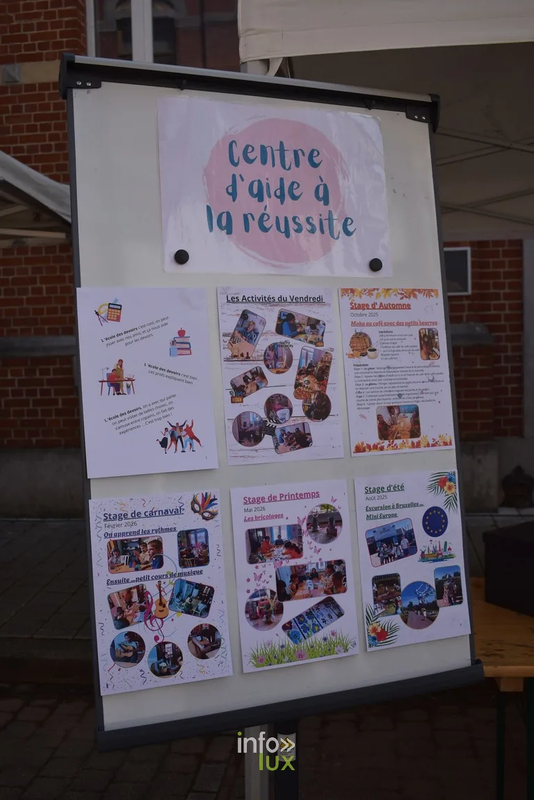 Un panneau d'information d'un centre d'aide à la réussite scolaire
