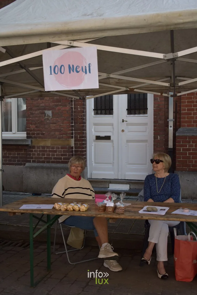 Deux bénévoles derrière un stand de seconde main