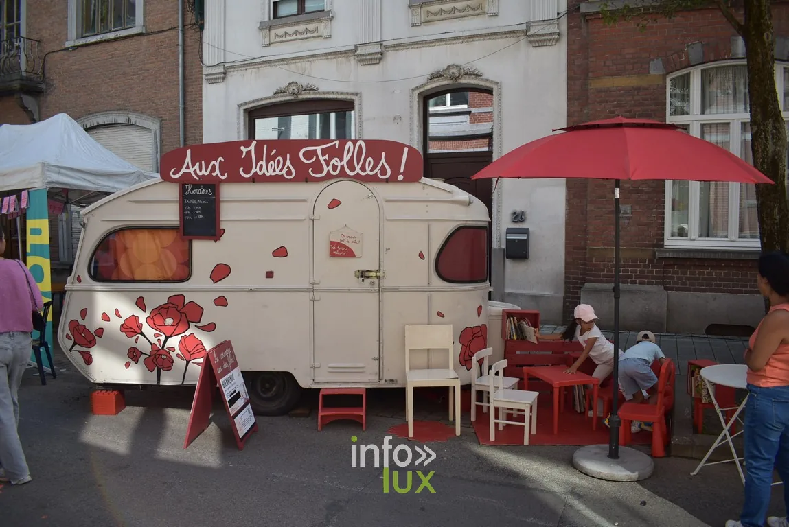 Une caravane rose baptisée « Aux Idées Folles » installée dans une rue