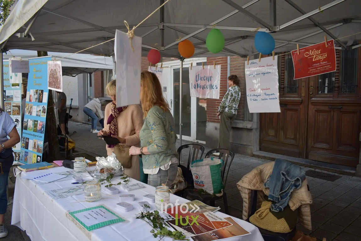 Un stand décoré de ballons colorés sous chapiteau
