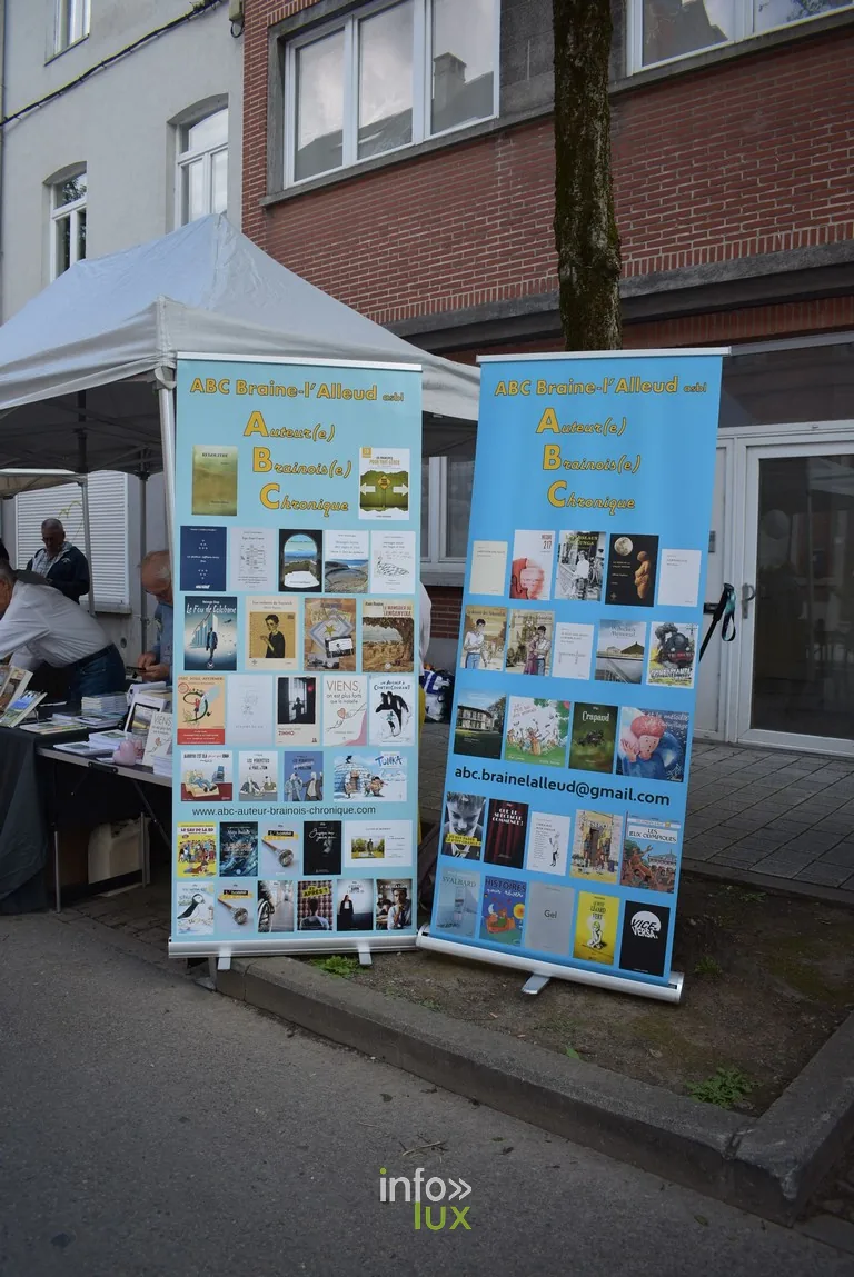 Un stand de livres et de documentation historique locale