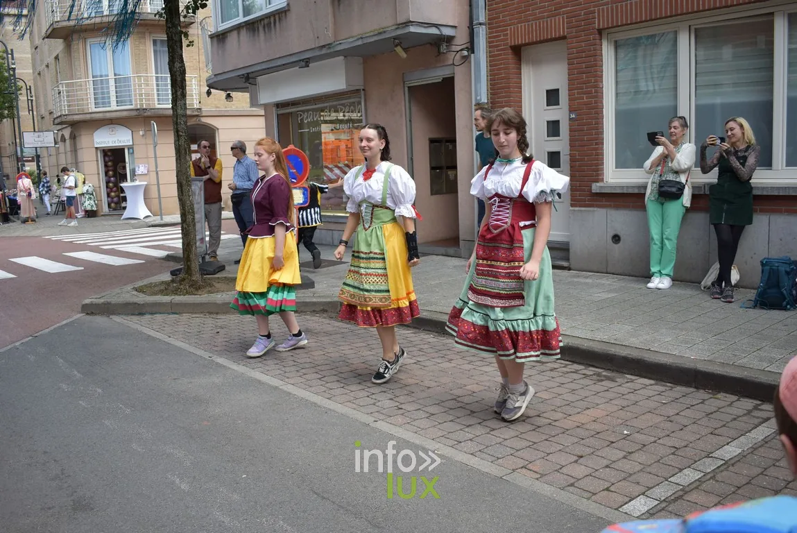 Un groupe folklorique en costume traverse la rue