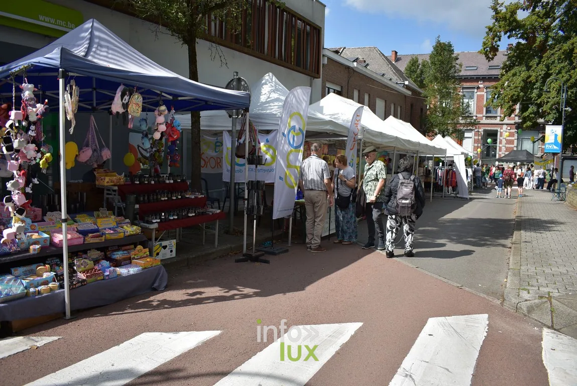 Un stand de bijoux et d'accessoires sous chapiteau bleu