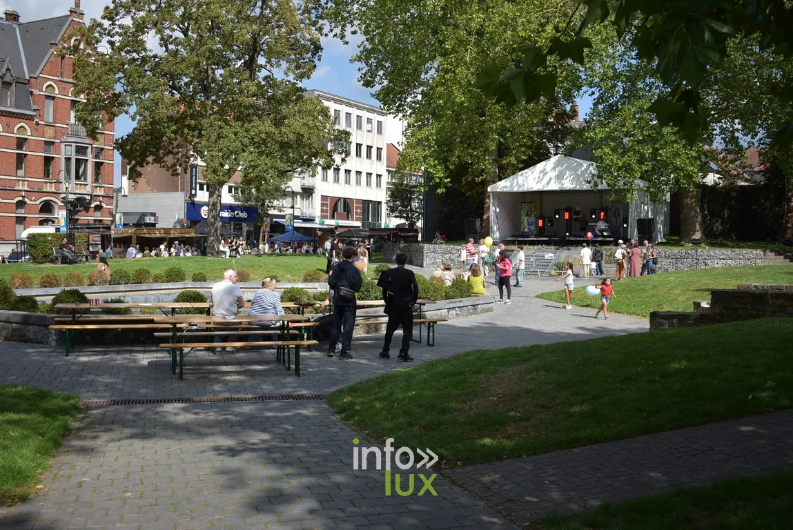 Vue du parc du centre-ville avec ses bancs et ses stands