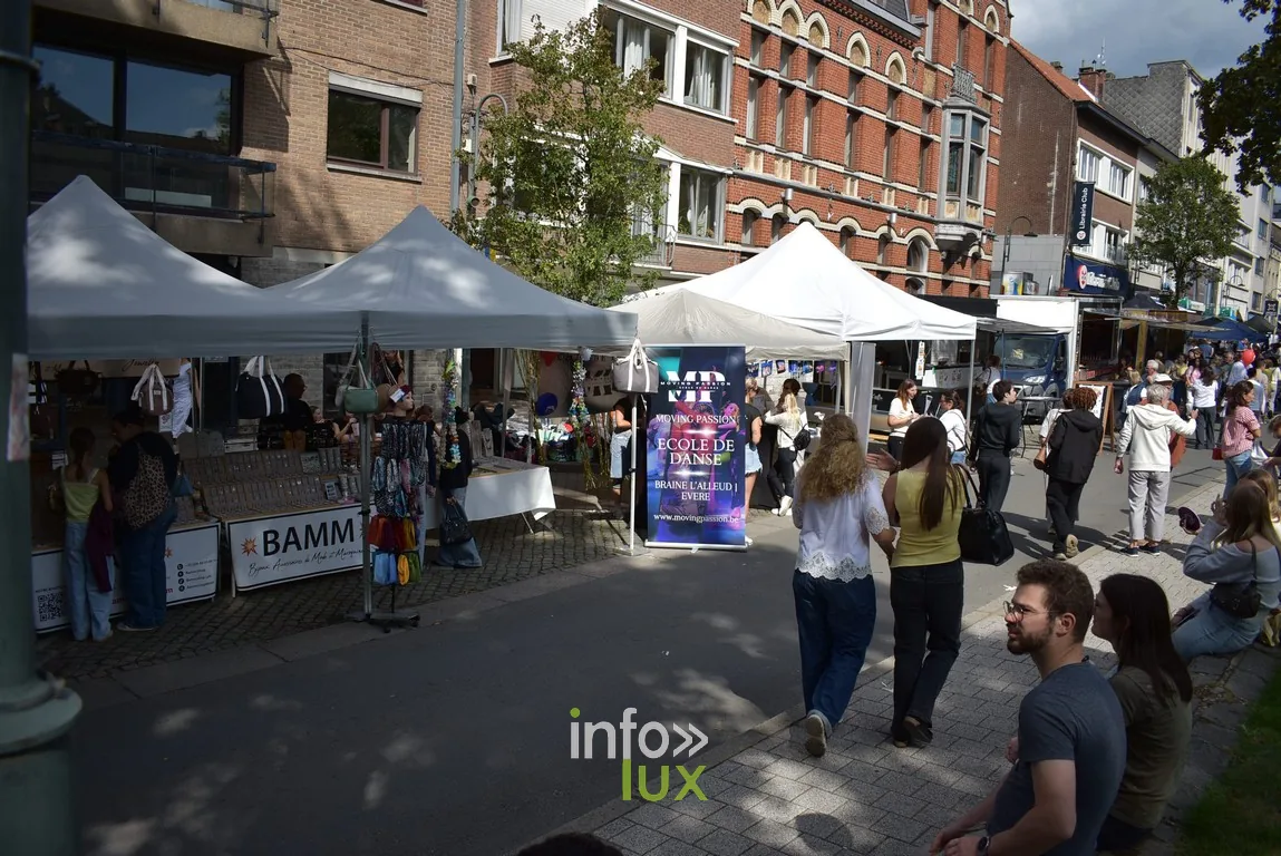 Une rangée de chapiteaux blancs le long d'une rue de la braderie