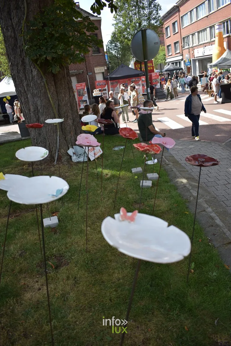 Des parasols blancs plantés dans la pelouse du parc