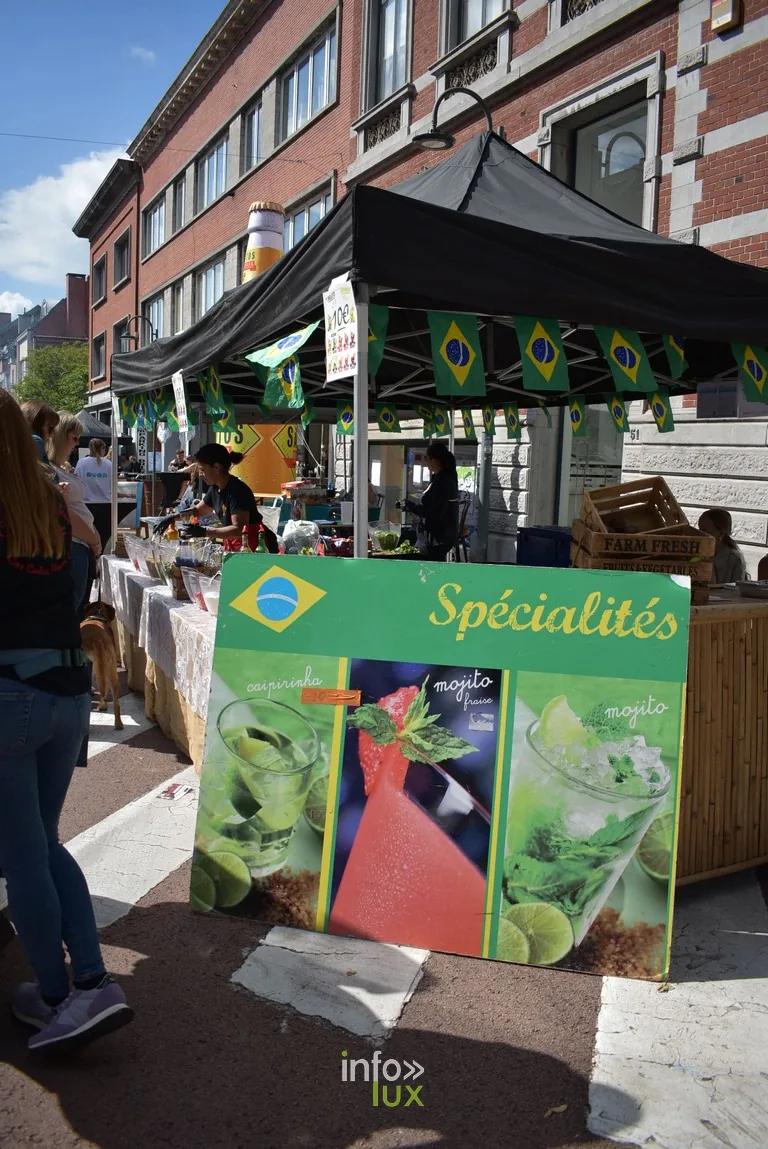 Un stand de spécialités brésiliennes avec ses panneaux colorés
