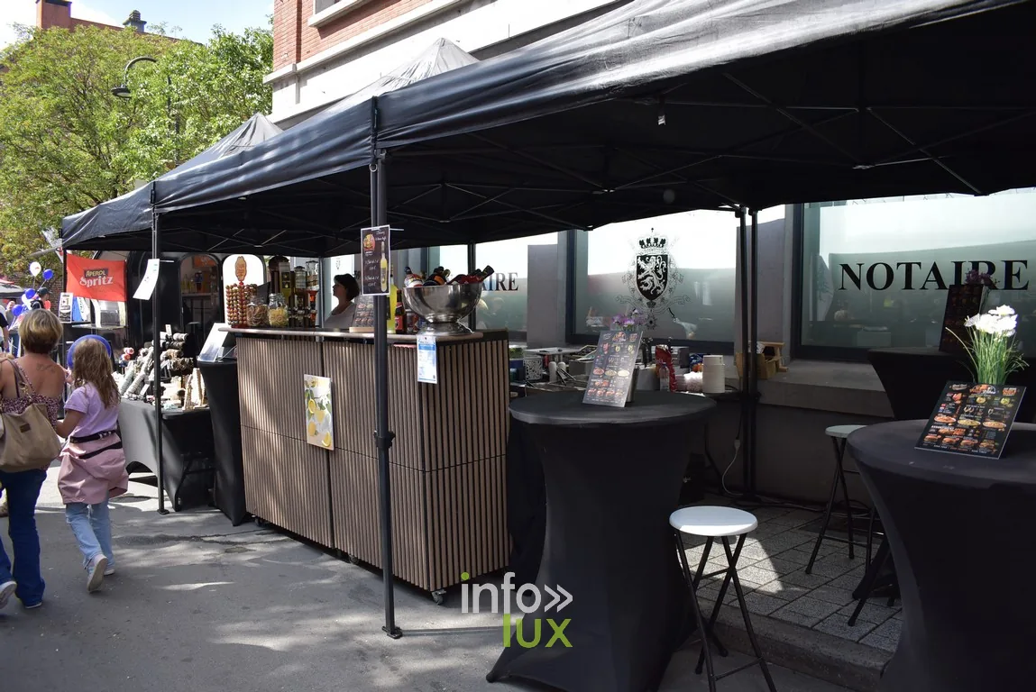 Un bar éphémère en bois installé devant une étude notariale