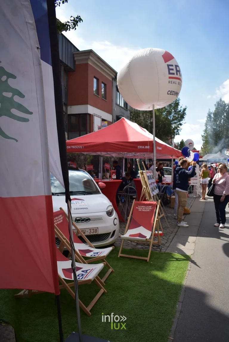 Un stand aux couleurs d'un opérateur avec des transats