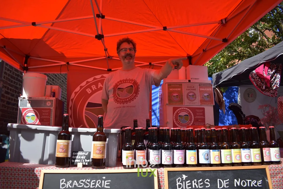 Les bouteilles d'une brasserie artisanale alignées sur un comptoir