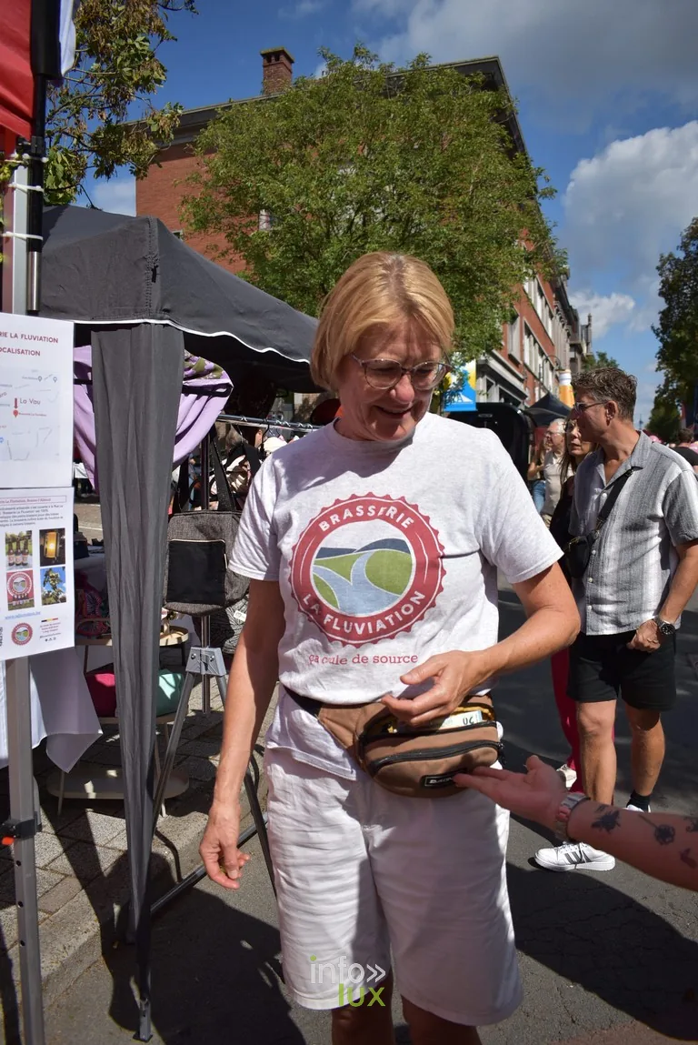 Un visiteur passe devant le stand d'une brasserie artisanale