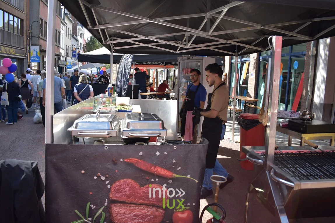 Un stand de restauration avec sa vitrine réfrigérée