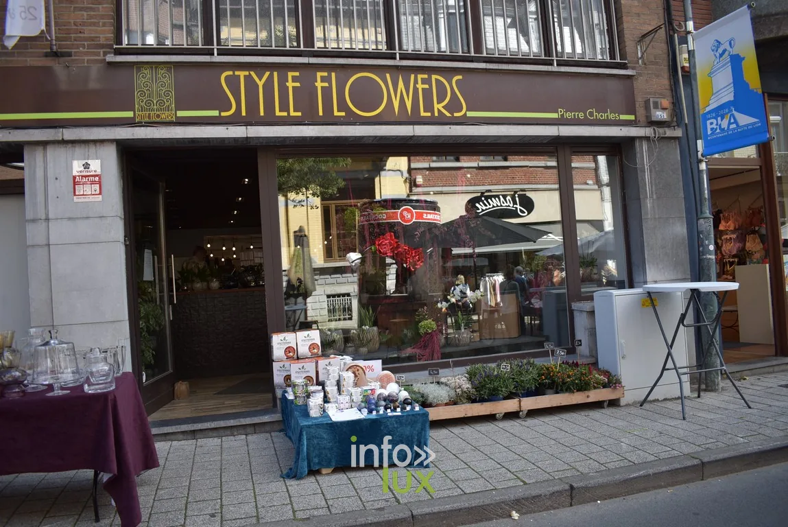 La devanture fleurie du magasin Style Flowers avec son étal extérieur