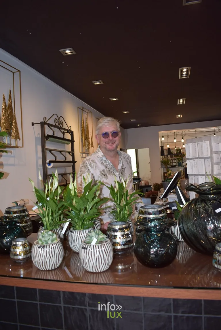 Une commerçante dans sa boutique de décoration pendant la braderie