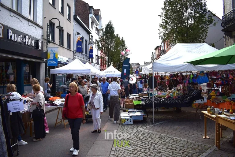 La foule dans la rue commerçante de Braine-l'Alleud pendant la 80e braderie