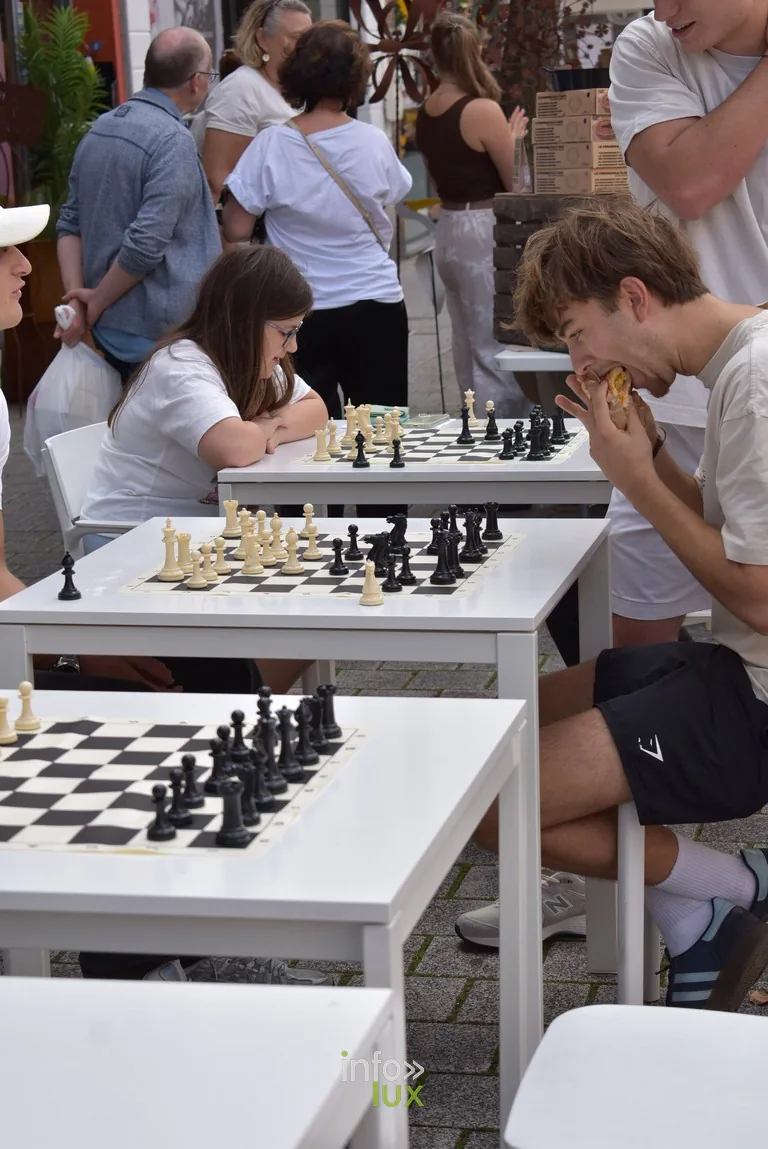 Deux joueurs disputent une partie d'échecs sur une table de la rue