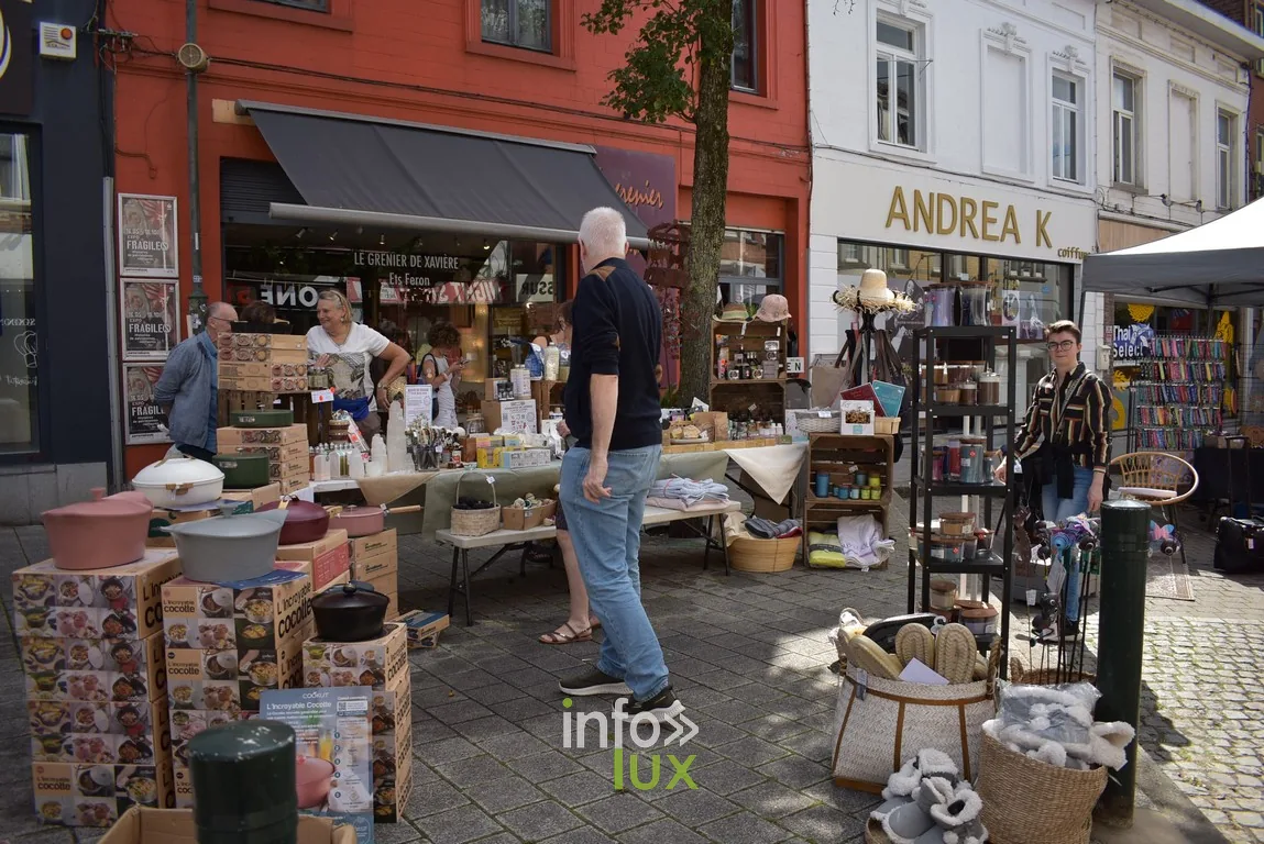 Un stand de poterie et d'objets décoratifs dans une rue commerçante