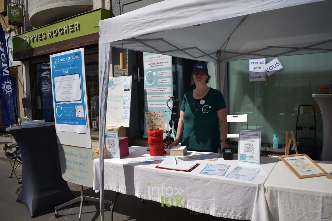 Une pharmacienne tient un stand d'information devant son officine